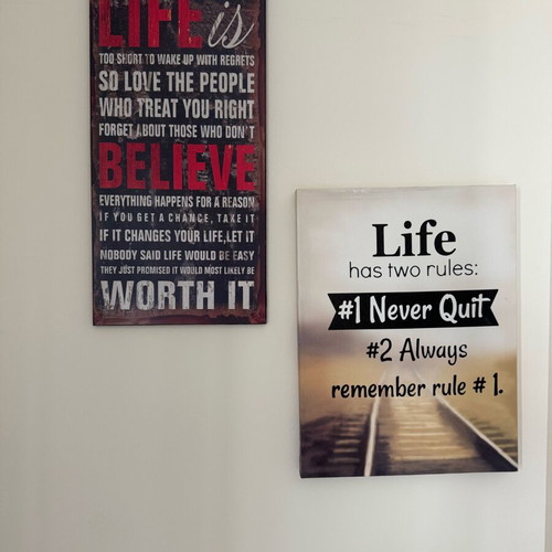Motivational wall art set like new, 2 decorative frames