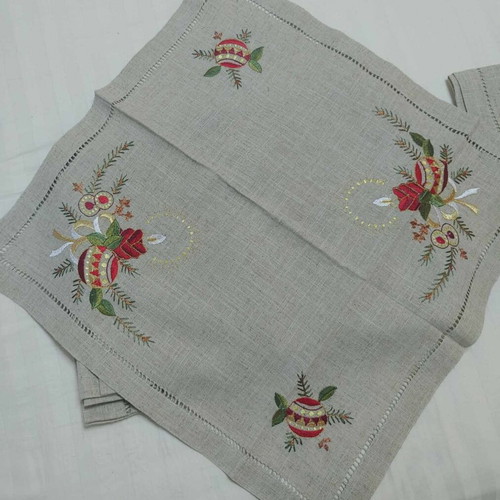 Set of 6 Christmas table mats and 1 runner like new