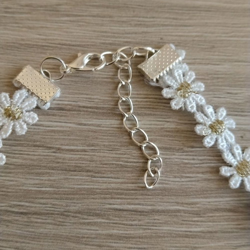 Floral choker with charm like new