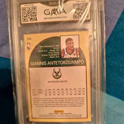 Giannis Antetokounmpo collectible card Holo - GMA Mint 9 like new