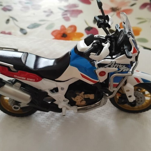 Honda Africa Twin Adventure 1:18 scale metal motorcycle model by Bburago