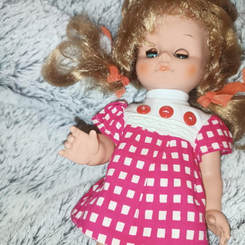 Vintage doll used, excellent condition, missing one shoe