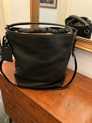 Burberry leather bucket bag used, black