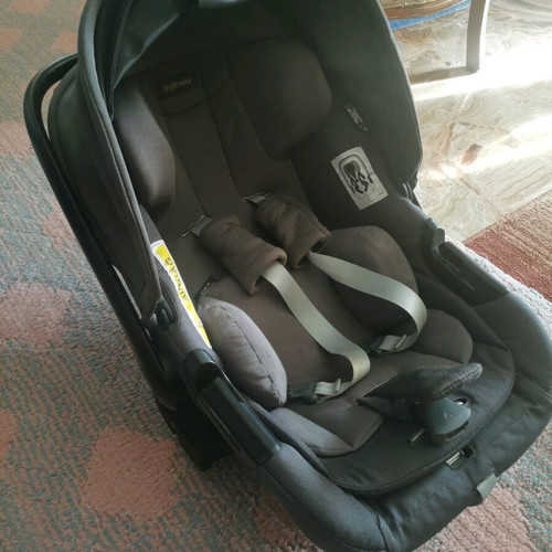 Inglesina Darwin Infant Recline Car Seat and Darwin 360 Isofix Base like new