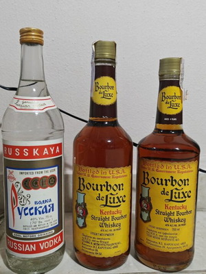 Bourbon de Luxe και Russkaya συλλεκτικά μπουκάλια ουίσκι και βότκας, σετ 3 σφραγισμένα