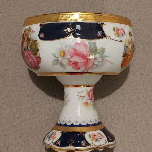 France Royale footed bowl used with 22k gold, 14 cm height and 12 cm width