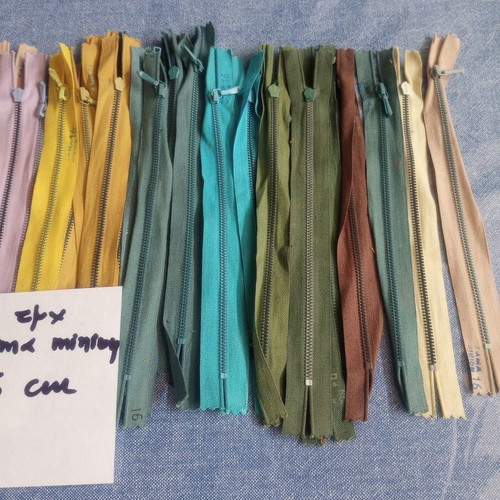 Lot of 50 ZAMA Minion metal zippers, 16 cm