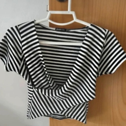 Striped wrap top Stradivarius like new, black and white crop top