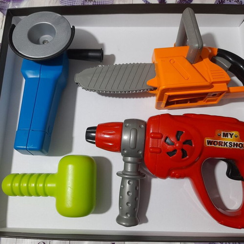 Children's tool set like new with 95 pcs and carrying case