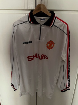 Manchester United Long Sleeve Umbro used with broken zipper