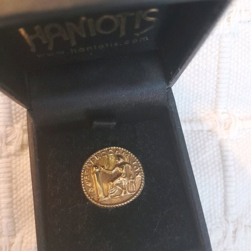 Xaniotis commemorative pin gold-plated metal 1.9cm like new
