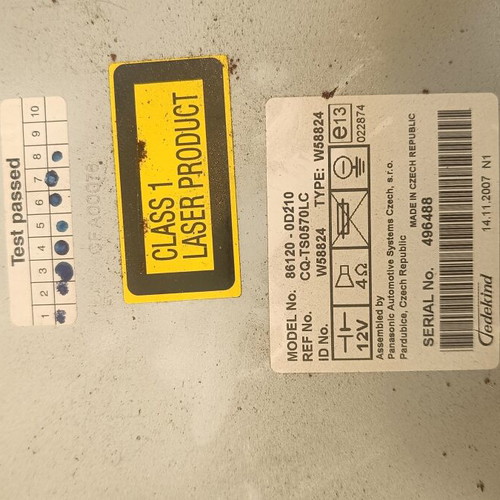 Toyota Yaris 2008 radio CD used with slight button issue