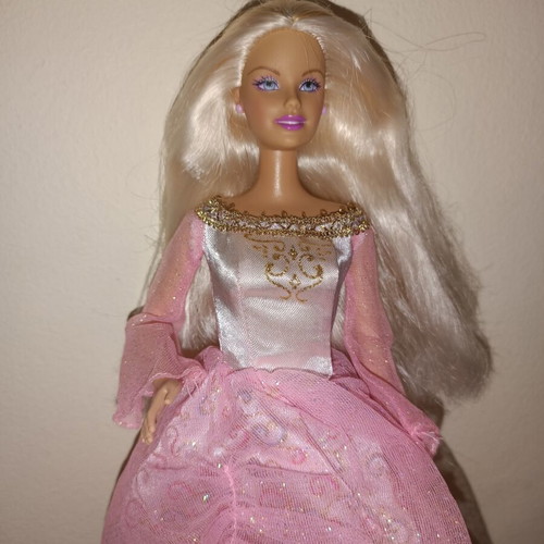 Barbie Princess Palace 2003 like new with original dress and shoes