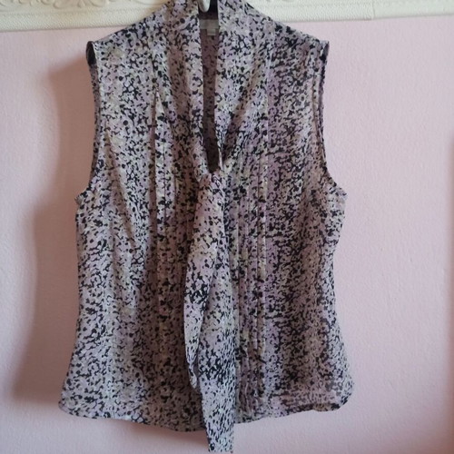 Women's Printed Shirt medium size like new, front tie