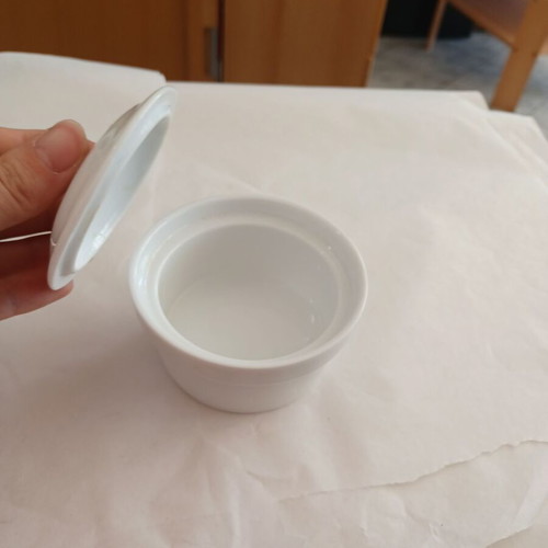 Ceramic container with lid like new, diameter 9.5 cm, height 5 cm