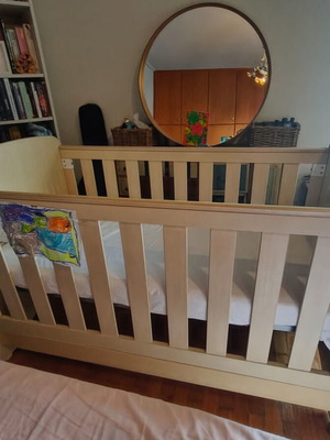 Nek Baby crib-bed with Greco Strom mattress and chest of drawers