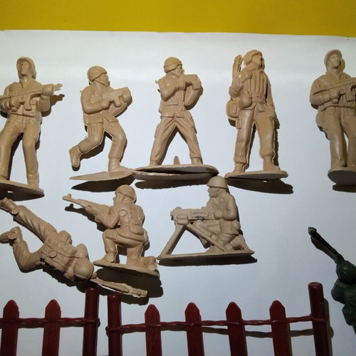 Plastic toy soldiers, set of 26