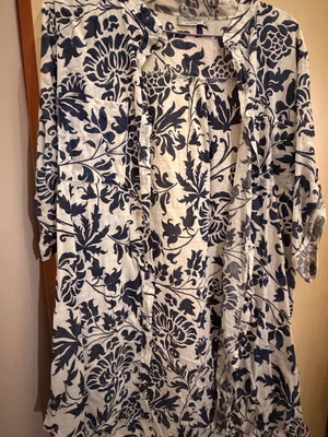 Celestino Collection shirt like new, one size, white with blue floral pattern