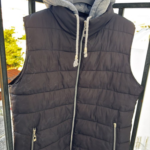 Women's sleeveless jacket with detachable hood like new, black and grey, sizes M/L