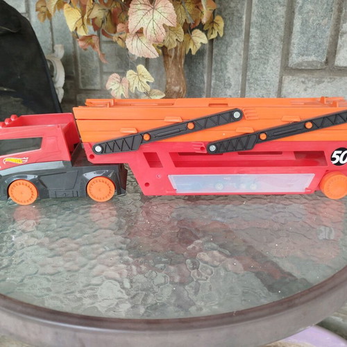 Mattel Hot Wheels Truck Garage 6 Levels like new