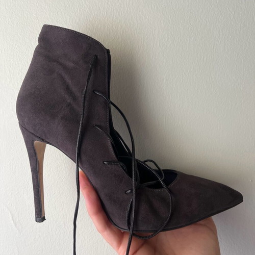 Sante lace-up heels size 39 narrow fit, heels need replacement