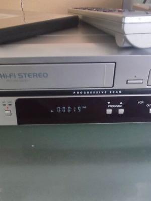 Video VHS DVD player Hitachi DV RF7E σαν καινούργιο