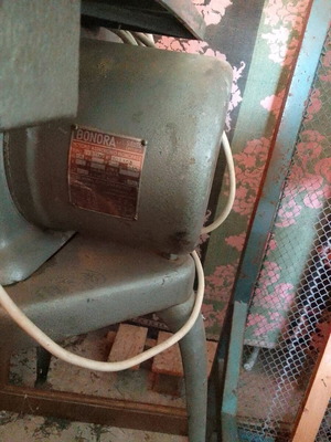 Electric wood cutting bandsaw used