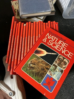 Encyclopedia Nature & Science like new, vintage 1974, 24 volumes