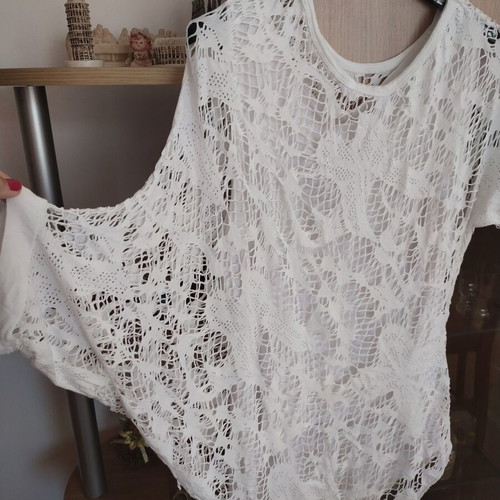 White blouse with mesh knit and asymmetric sleeves like new