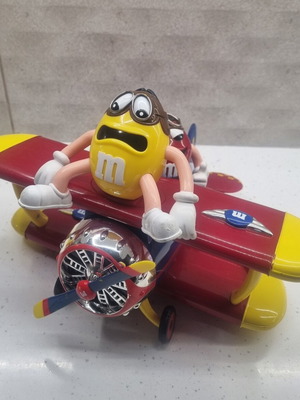 Μεγάλο αεροπλάνο με φιγούρες M&m's μεταχειρισμένο