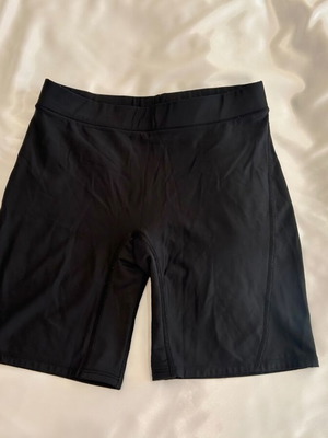 Σορτσάκι γυναικείο αθλητικό Under Armour σαν καινούργιο, μαύρο, μέγεθος S