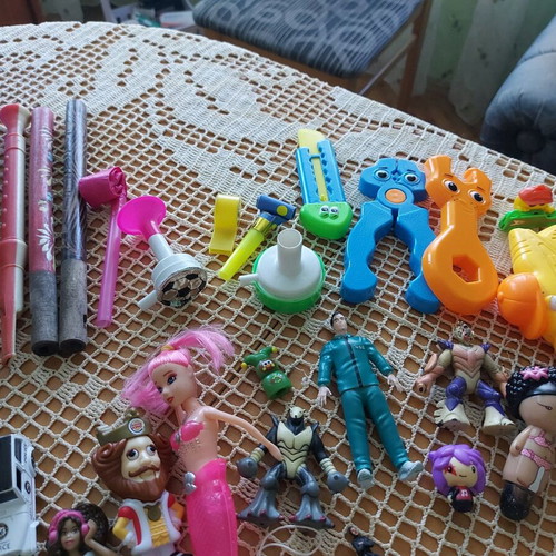 Children's toys used, set of 84 pieces with plastic box