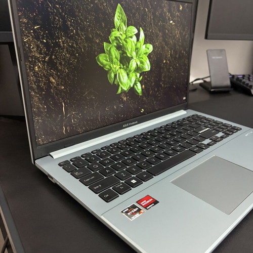 Asus Vivobook Go 15 E1504F laptop used, Ryzen 5 7520U, 8GB RAM, 512GB SSD