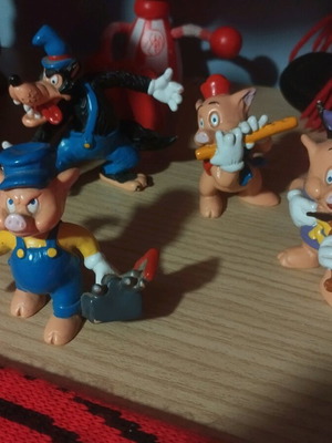 Disney figures 3 little pigs and Bad Wolf like new