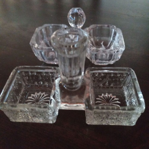 Salt and pepper set of 2 pieces like new