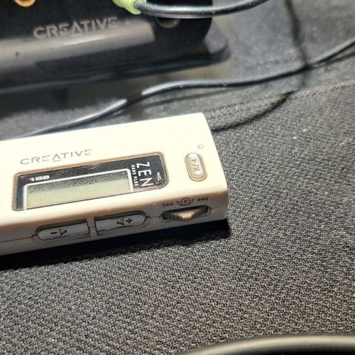 Creative Zen Nano Plus MP3 player 1 GB used with FM radio and voice recorder