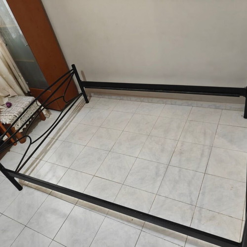 Bed for 140x190cm mattress like new, without slats