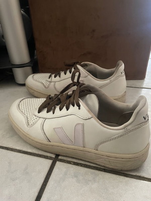 Veja sneakers μεταχειρισμένα, μέγεθος 41, λευκά με λάδι κορδόνια