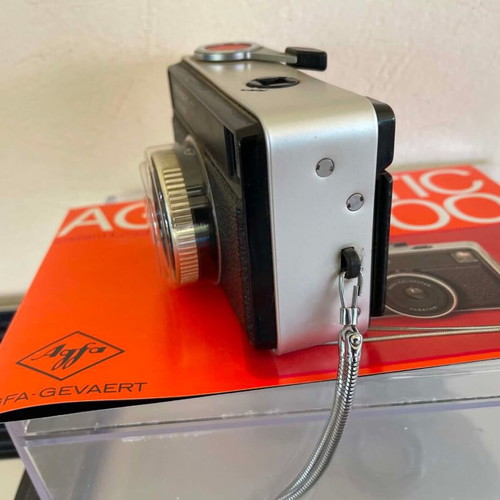 Agfamatic 100 Sensor camera like new with 6 new Osram Magicubes flashes
