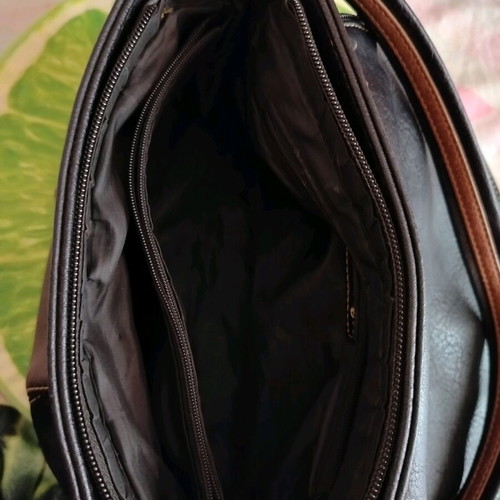 Charm and Shape shoulder bag like new, leather with tassels