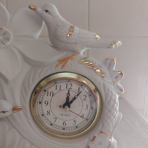Porcelain table clock with bird motifs and gold leaf new
