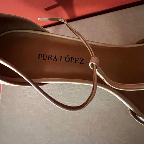 Pura Lopez pumps like new, beige leather