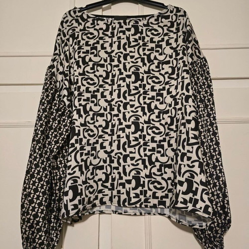 Access women's blouse like new, size S/M, black and white