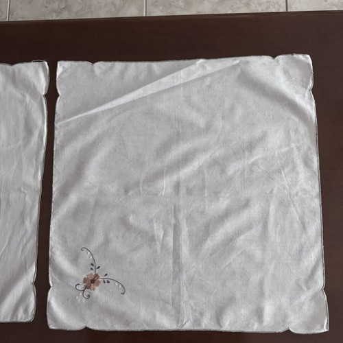 Set of 2 white napkins with flower like new