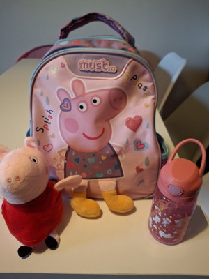 Must Team Peppa Pig school bag with water bottle and plush toy