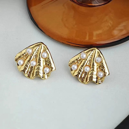 Gold earrings with shell design and pearls, new