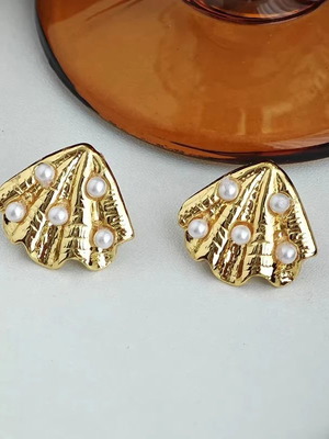 Gold earrings with shell design and pearls, new