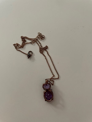 Women's necklace like new, purple
