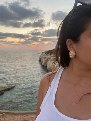 Stainless steel gold earrings with zirconia and secure clasp