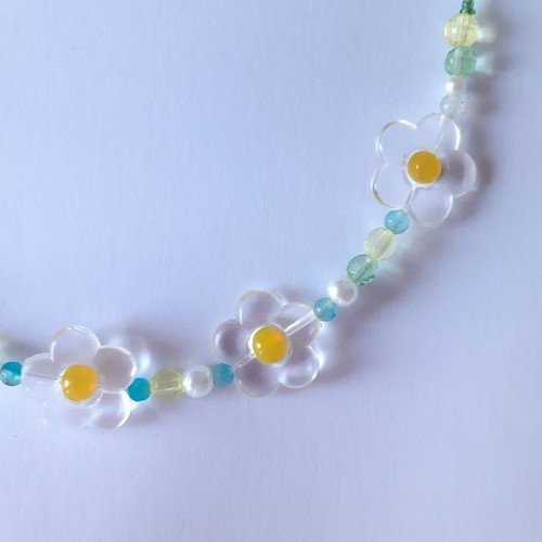 Daisy necklace like new, multicolored with green details